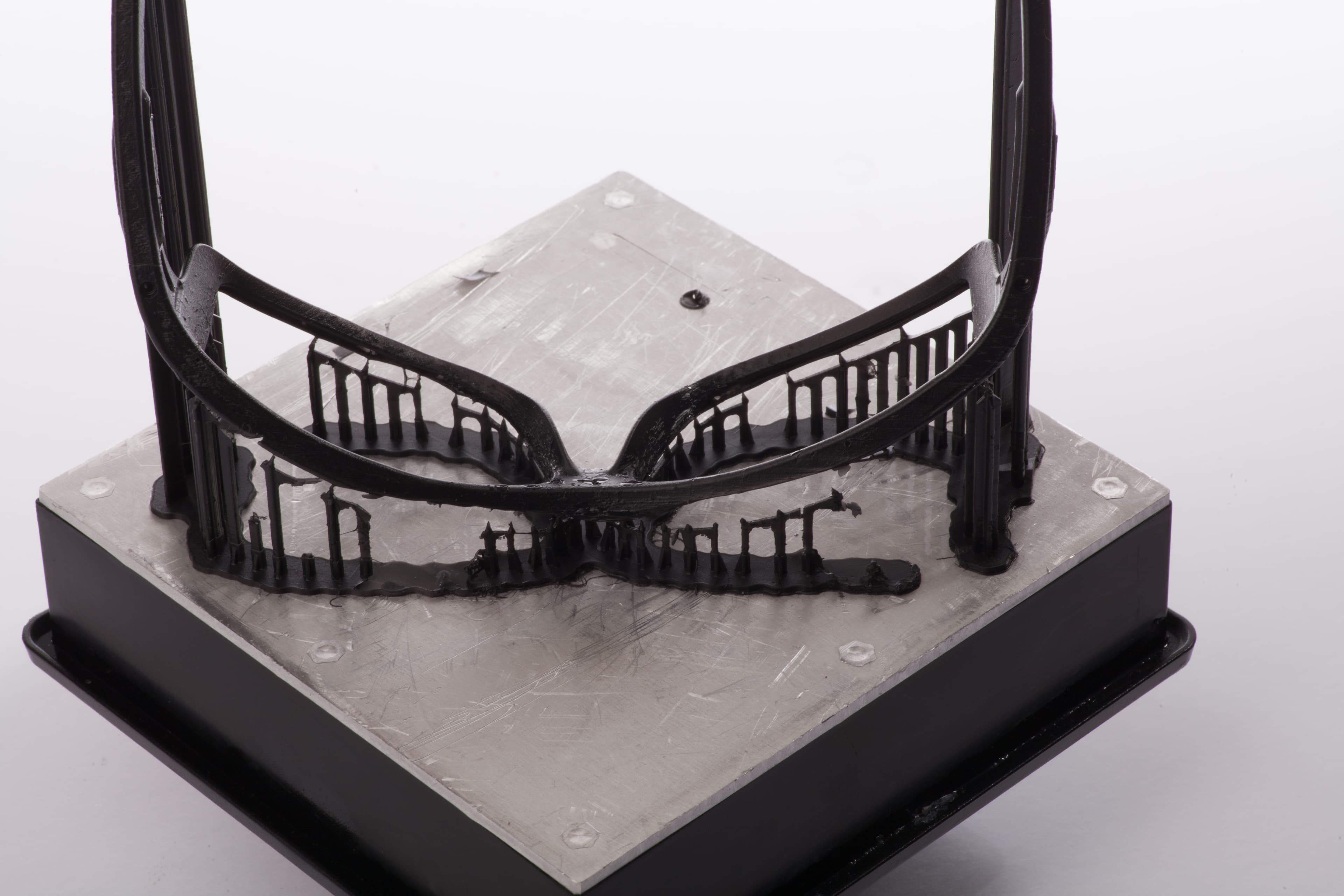 Model on the build platform with gaps where the part has separated from the supports
