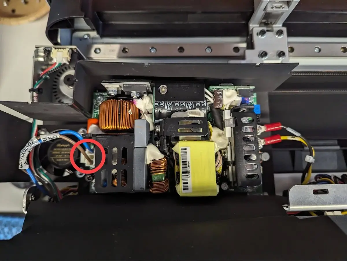 Connecting the Form 4 power supply output cable