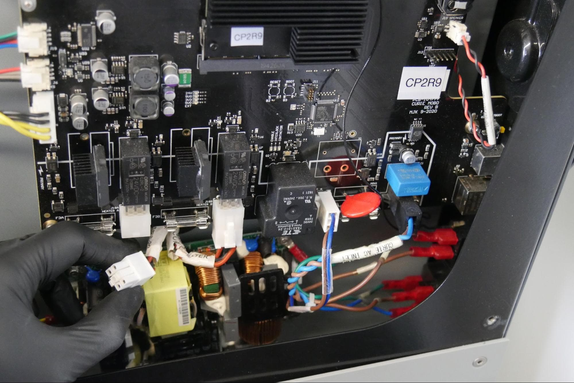 ステップ3:マザーボードのケーブルを再接続する
