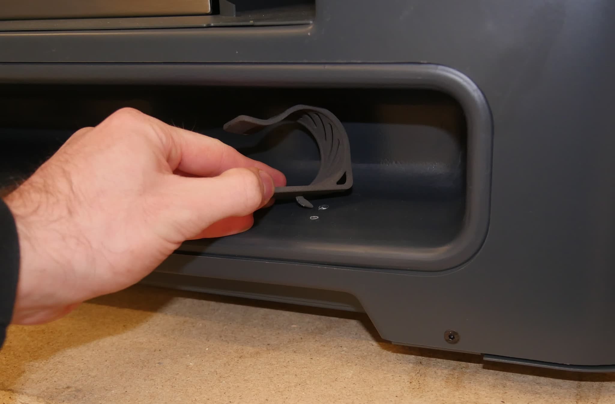 Mounting the right-hand solvent pump clip