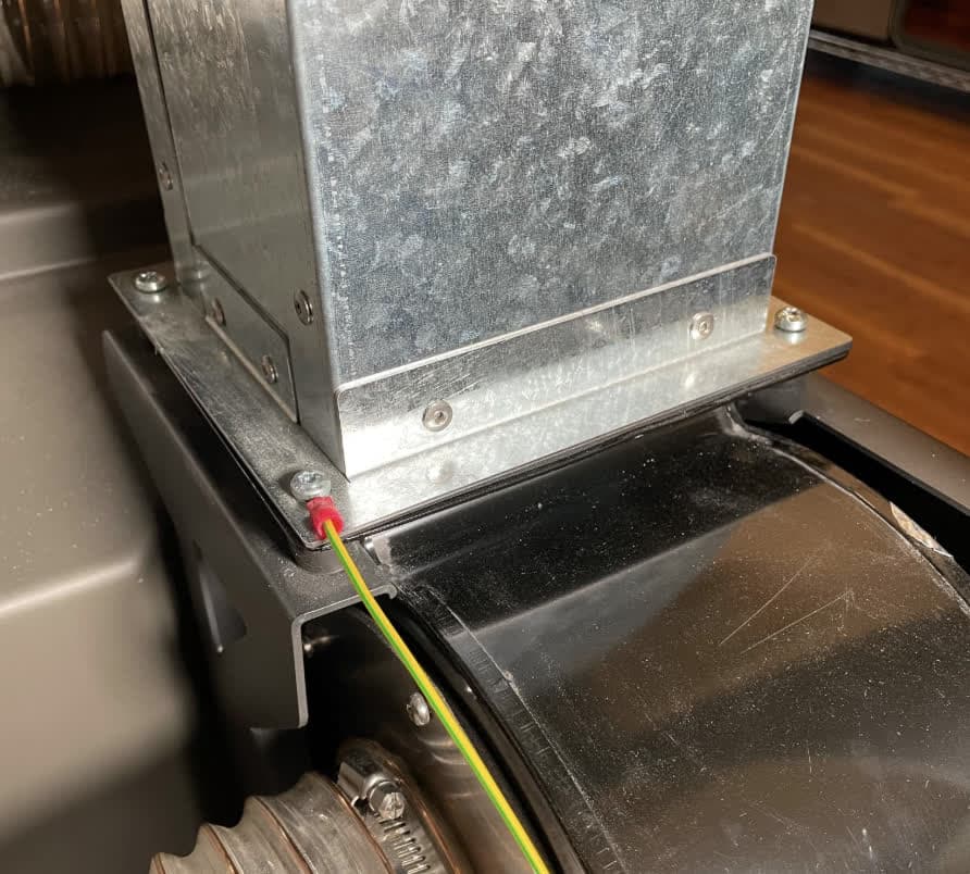 Fuse Blast blower fan mounting screws