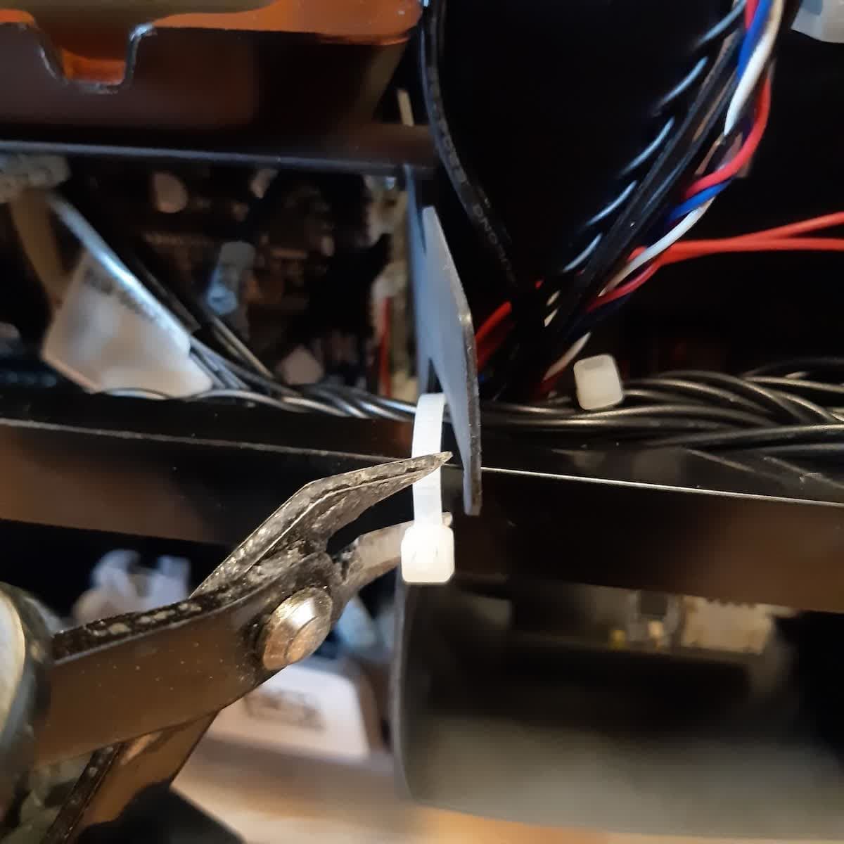 Cutting the Form 3 cartridge floor cable zip tie