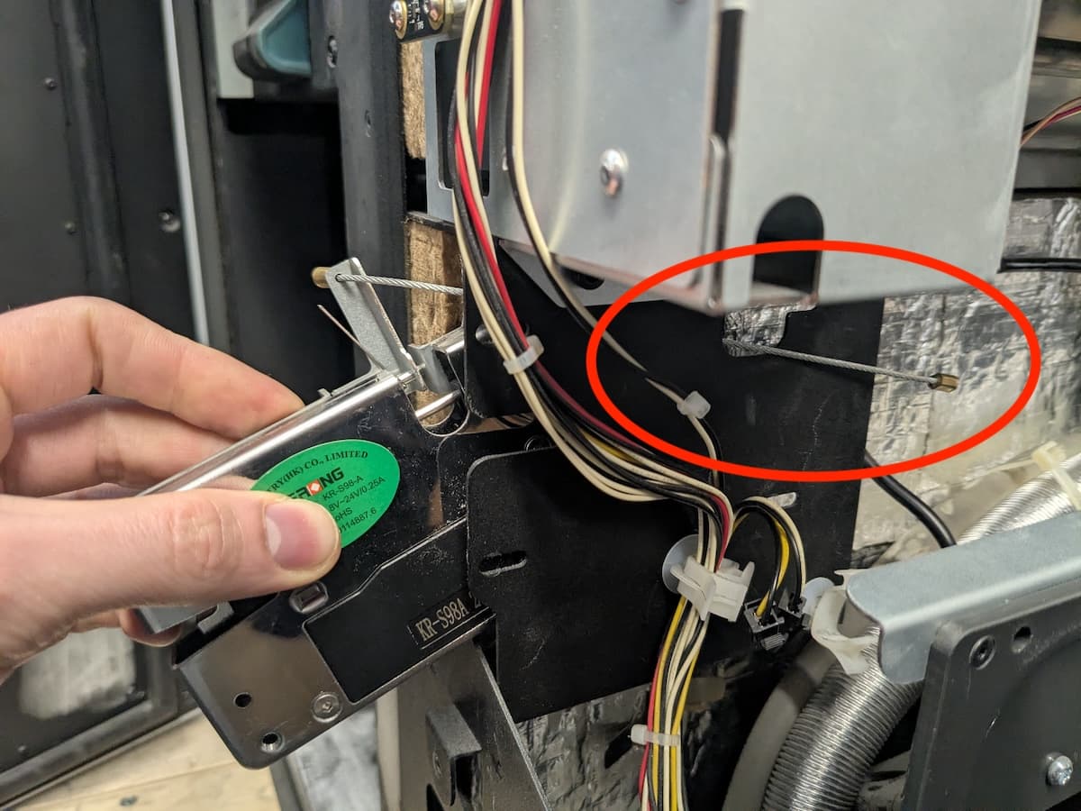 Mounting the door latch