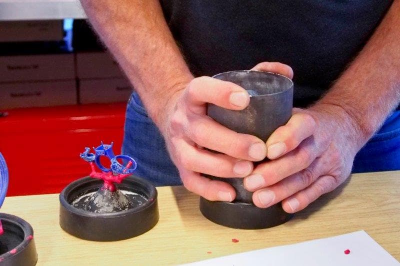 スプルーのベースに鋳造用フラスコを取り付ける