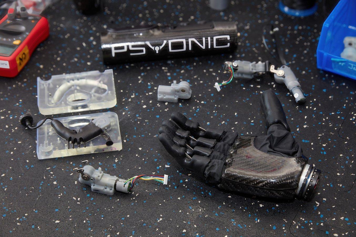 Psyonic utilise le moulage d'inserts en silicone pour créer des doigts destinés à des prothèses de mains.