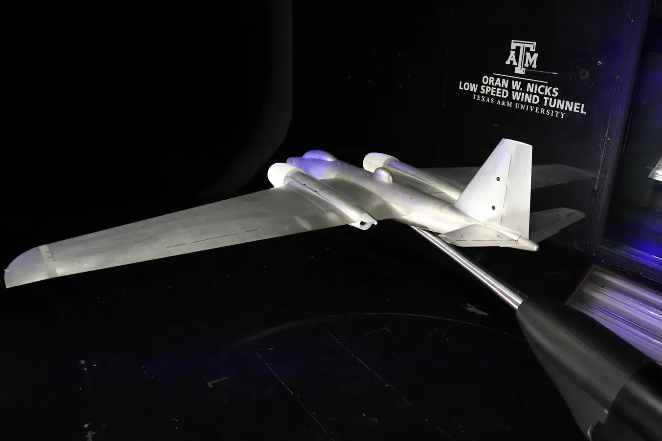 風洞にて3Dプリント品を組み込んだ模型飛行機