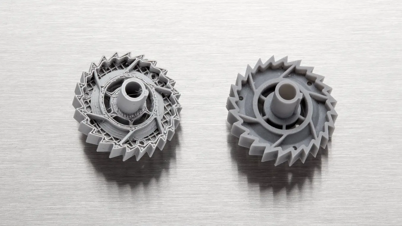 FDM 3D 打印机打印的部件（左）和 SLA 3D 打印机打印的部件（右）。