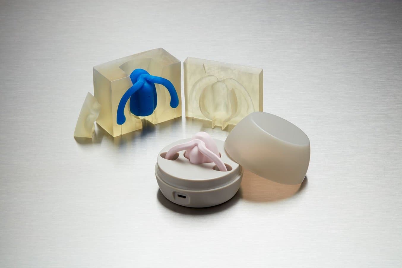 Dame Products utilise le moulage par insertion en silicone pour encapsuler les composants internes de leurs prototypes en version bêta.