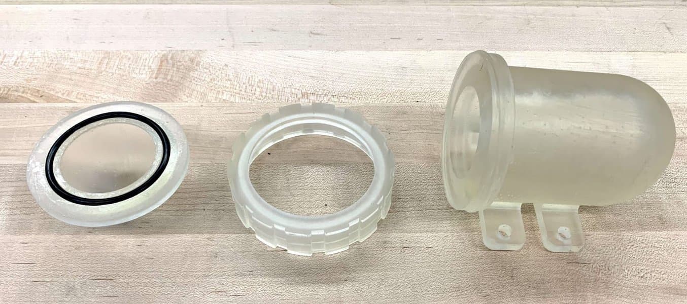 Un boîtier de caméra imprimé en 3D avec Clear Resin sur l'imprimante 3D stéréolithographique (SLA) Form 3+.