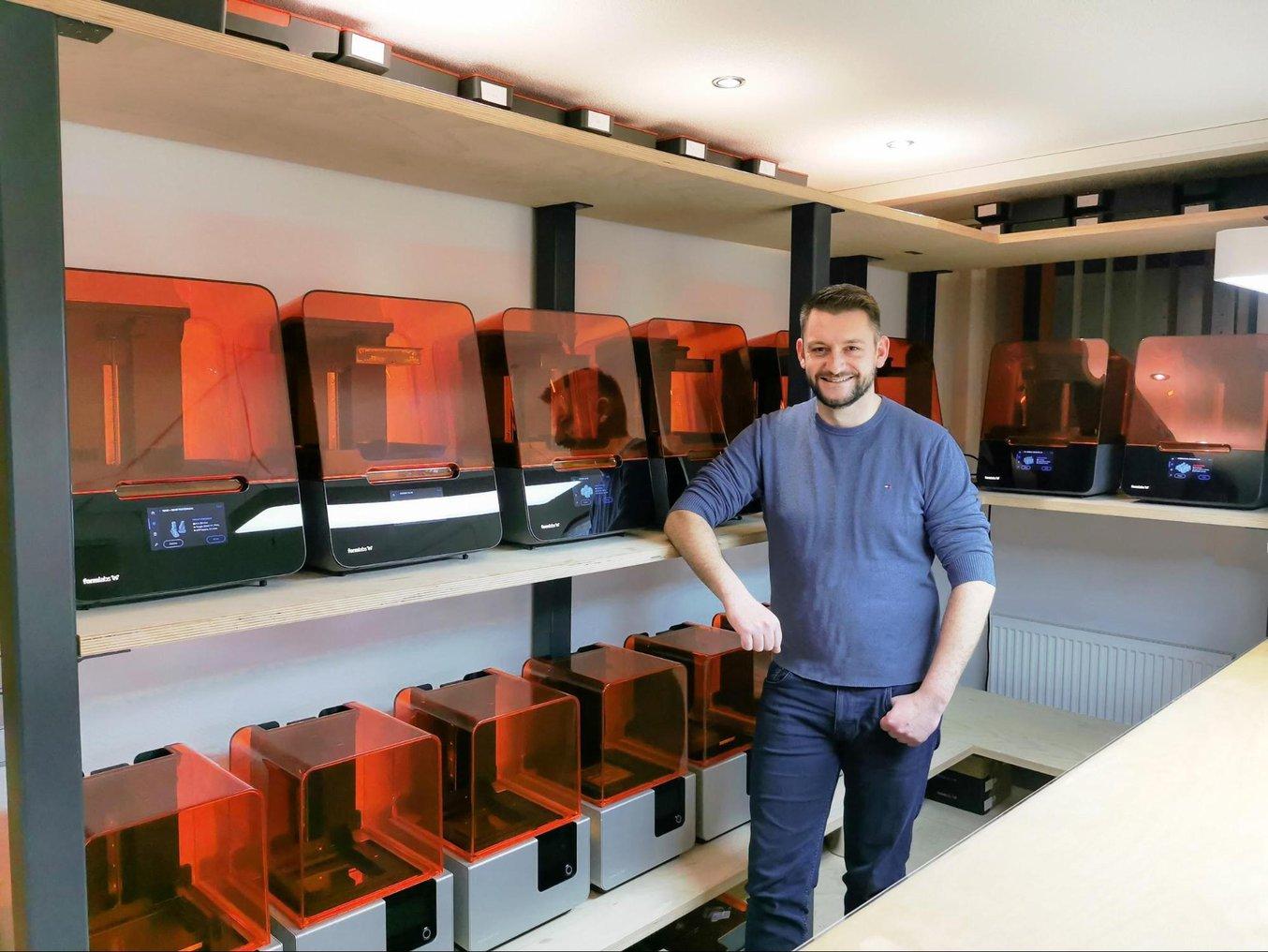 Matthias Krabel zeigt die Druckfarm von Makra Pro mit 18 3D-Druckern.
