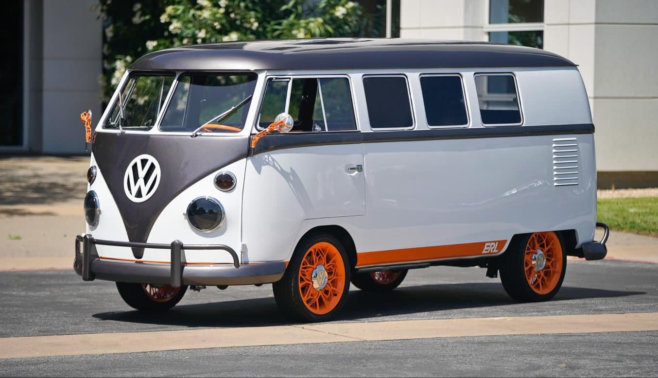 Les cache-moyeux de ce Microbus VW ont été imprimés en 3D sur une imprimante 3D SLA Formlabs puis galvanisés et polis pour prendre l'apparence de l'acier chromé. (images : VW)