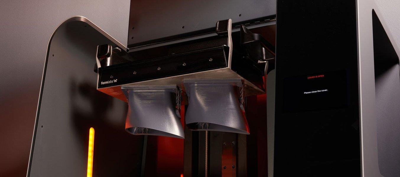 Zwei 3D-gedruckte Teile in einem 3D-Drucker des Typs Form 3L.