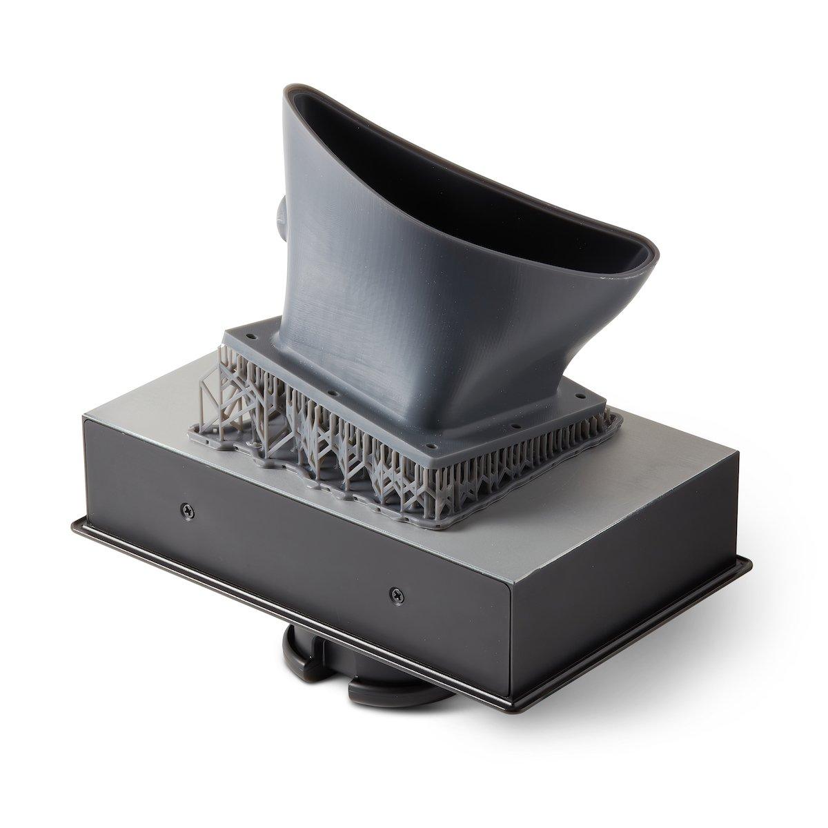 una pieza de ensayo impresa en 3D: una trompa de flujo de aire, impresa en la Grey Resin V5 con la Form 4