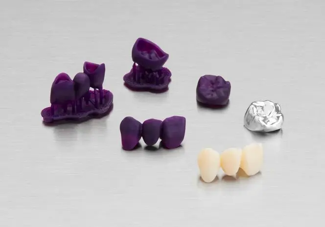 Modelle für Zahnkronen, Inlays, Teilprothesenrahmen und darüber hinaus können mit einem wachsähnlichen Material 3D-gedruckt und mit dem traditionellen Arbeitsprozess gegossen oder gepresst werden.