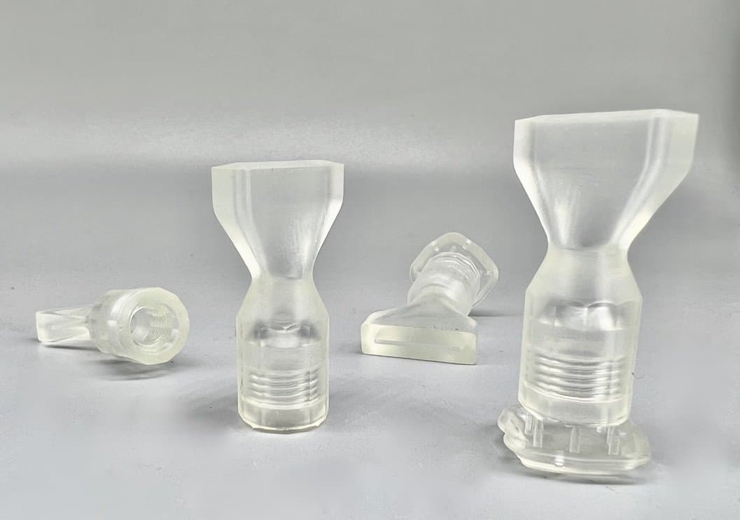 L'ugello, realizzato con la Clear Resin e dotato di una filettatura integrata (sulla destra, ancora con le strutture di supporto)