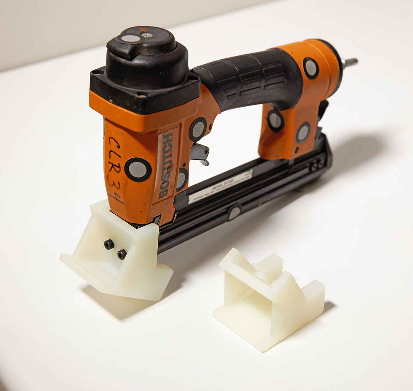 Gli ingegneri di prodotto di Ashley Furniture hanno sviluppato e stampato in 3D adattatori per gli strumenti personalizzati, in modo da garantire che chiodi e cambrette si trovino sempre nella stessa posizione negli armadi. L'adattatore per strumenti raffi