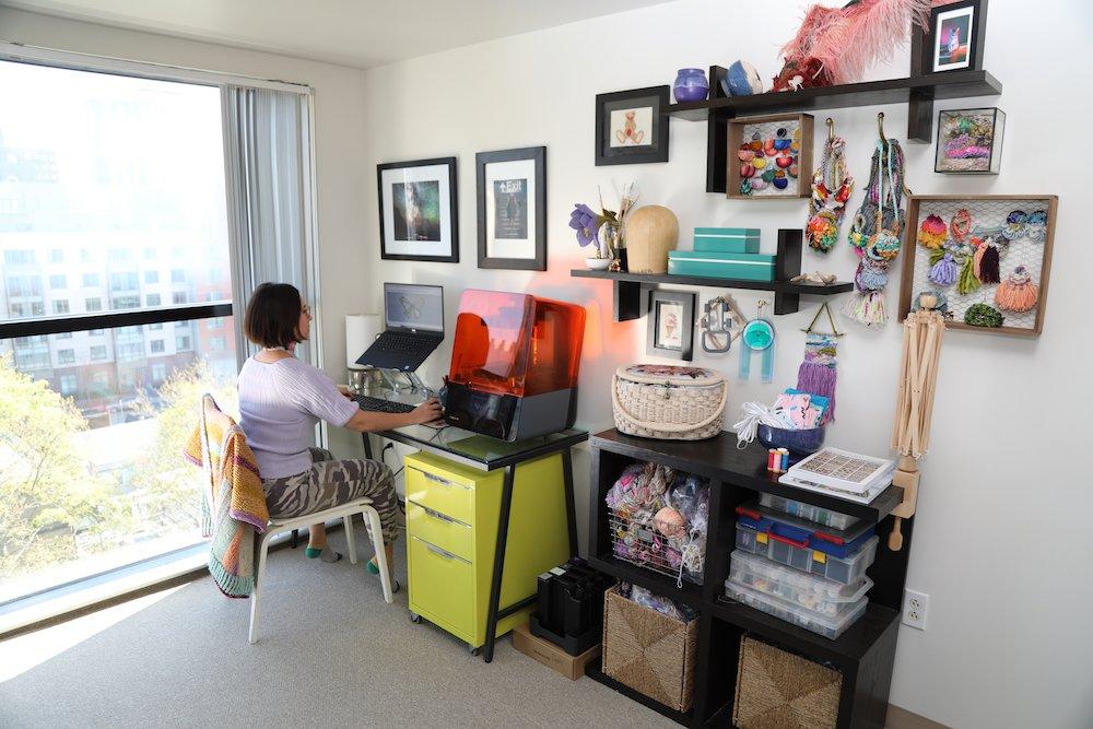 Lizz Hill, del departamento de desarrollo empresarial de Formlabs, trabajando desde casa con su impresora 3D Form 3.
