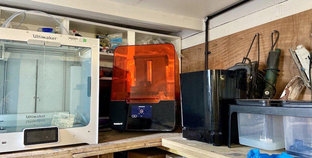 L’environnement complet de télétravail de Mark Chester avec une Ultimaker S5 et une imprimante 3D de bureau Form 3 de Formlabs.
