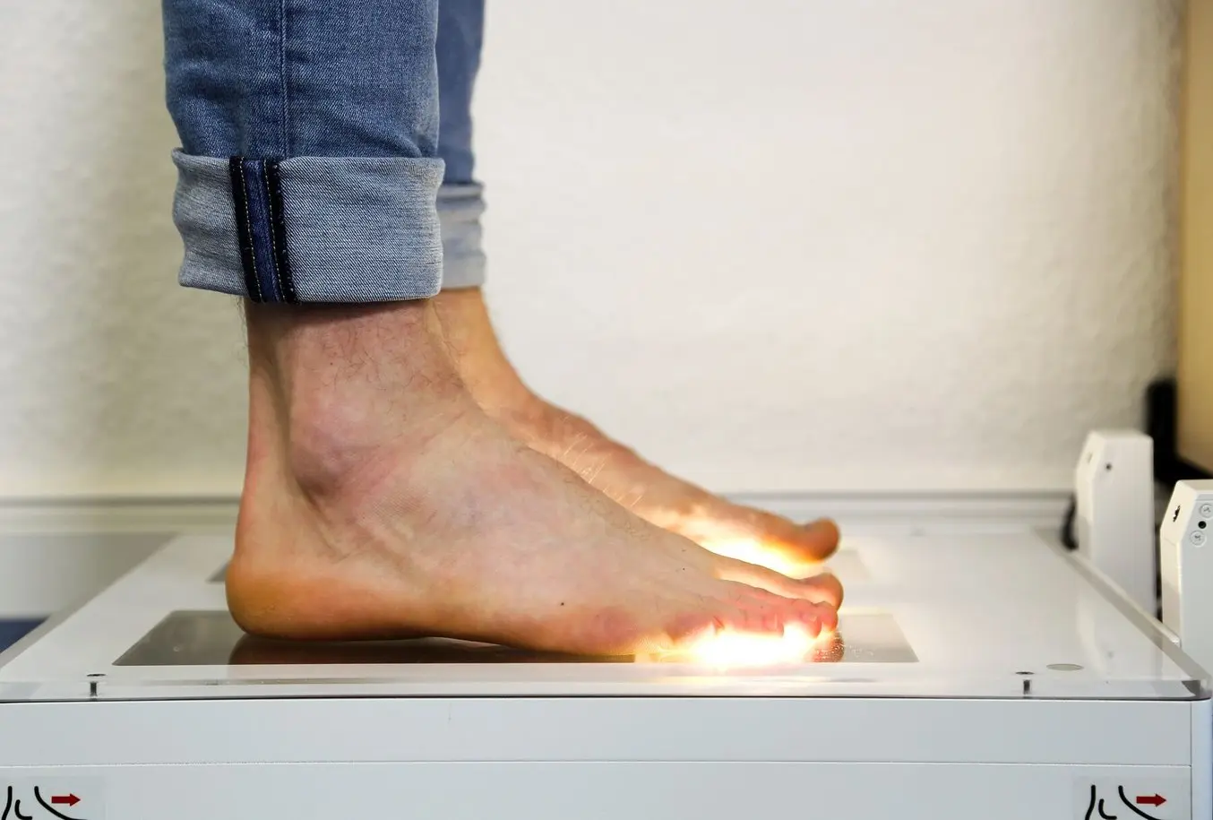 Person with bare feet standing on a 3D scanner