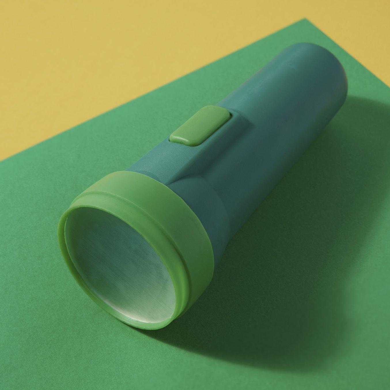 Une lampe de poche verte imprimée avec le Color Kit de Formlabs