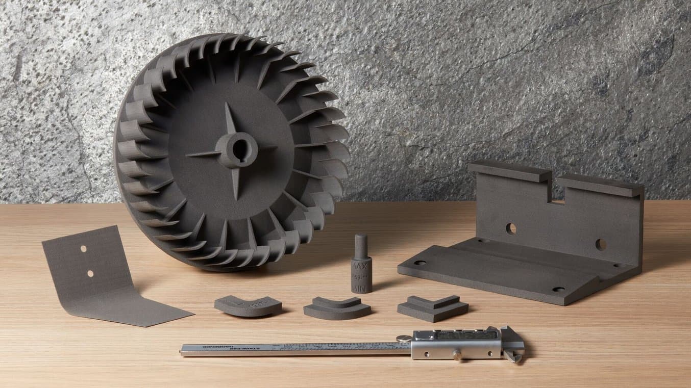 Piezas de recambio y repuestos impresos en 3D sobre una mesa