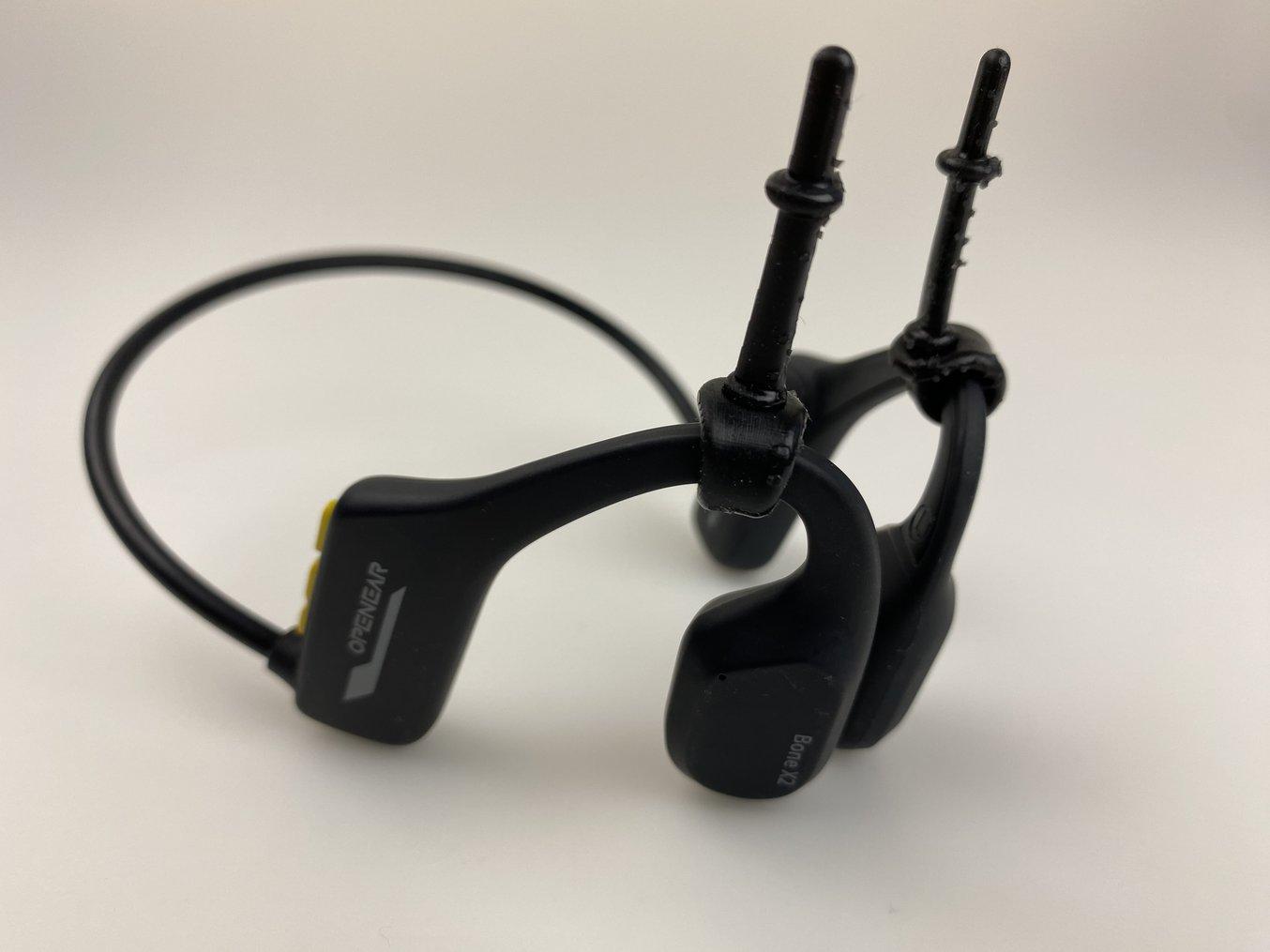 The team developed a small silicone add-on to secure the headset and give it extra stability.