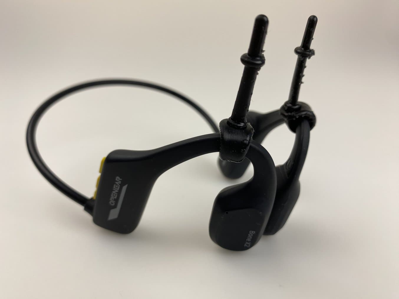 Das Team entwickelte ein kleines Zubehörteil aus Silikon, um das Headset zu fixieren und ihm Stabilität zu geben.