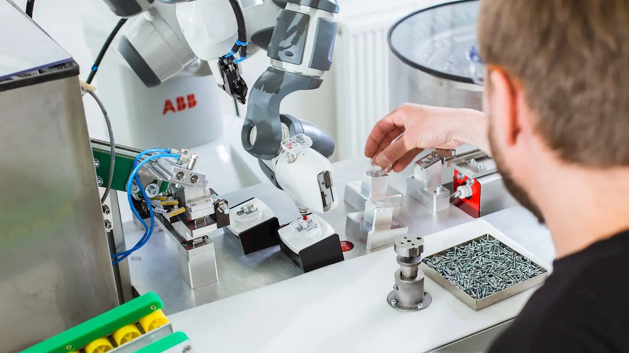 Kollaborative Roboter können mit menschlichen Arbeitskräften zusammenarbeiten und sind leichter für flexible Produktionsumgebungen wie bei Mass Customization zu programmieren.