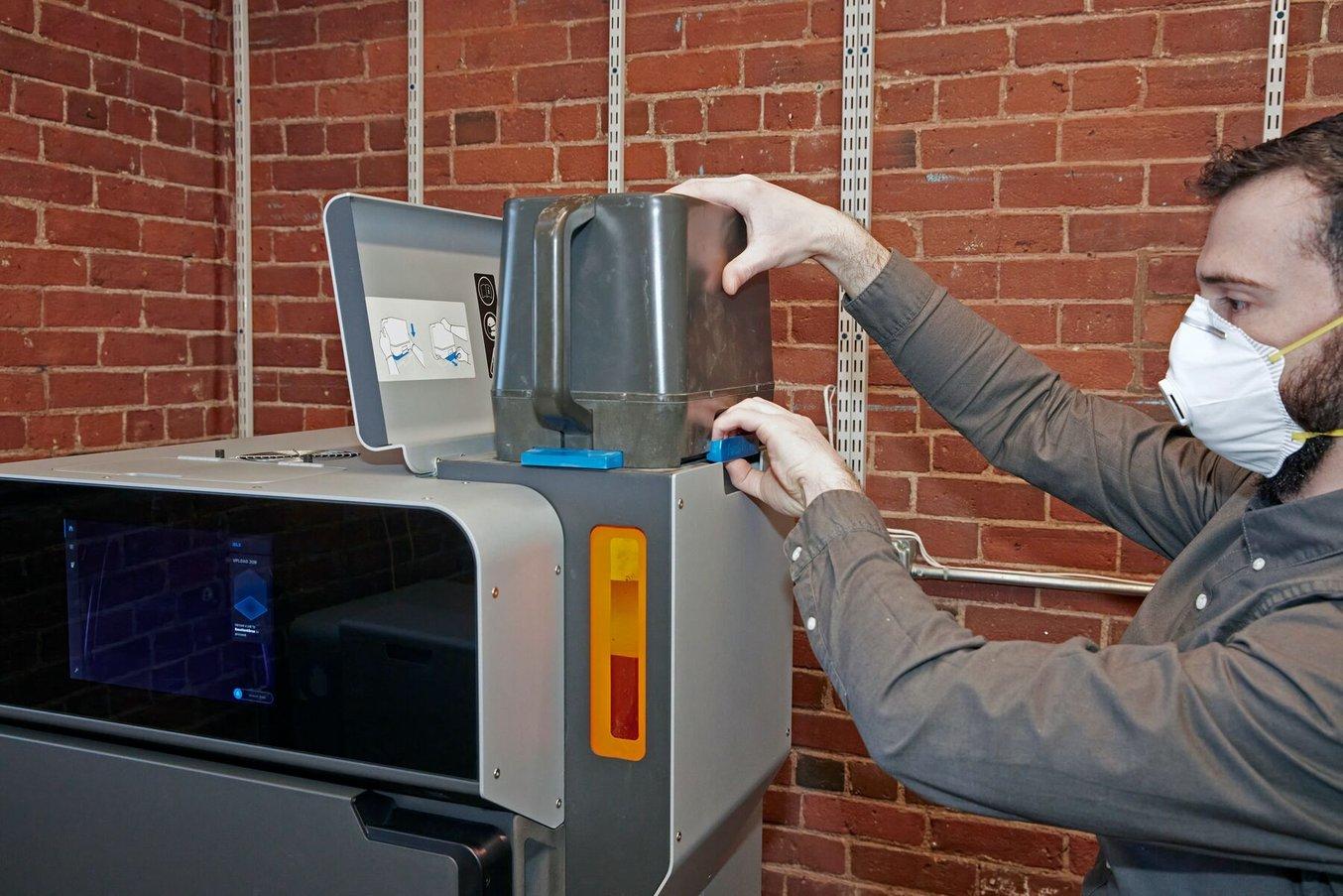 Le stampanti della serie Fuse permettono di caricare la polvere senza difficoltà con una cartuccia.