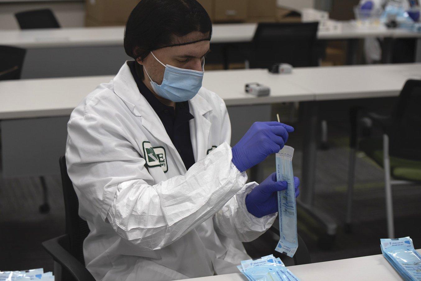 Para el control de calidad, el laboratorio rastrea cada bastoncillo a lo largo del proceso de fabricación.
