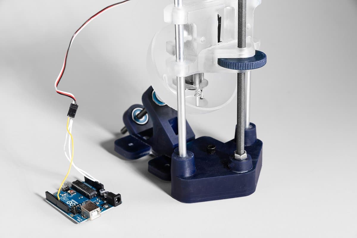 La vitesse de rotation de la lentille dans cet appareil est contrôlée par un Arduino.