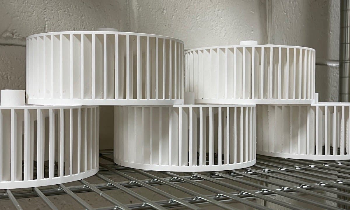 Eine Fertigungskomponente, die aus Rigid 10K Resin von Formlabs gedruckt wurde
