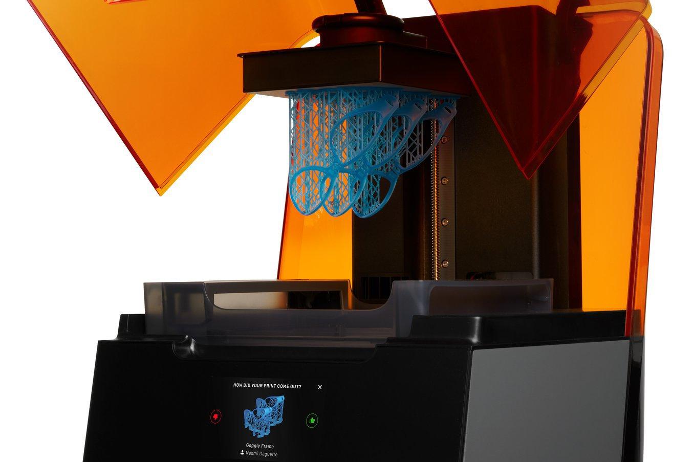 La stampante 3D SLA Form 3 ha un'alta risoluzione per l'asse Z e delle dimensioni minime dei dettagli ridotte sul piano XY, consentendo quindi di realizzare particolari precisi.