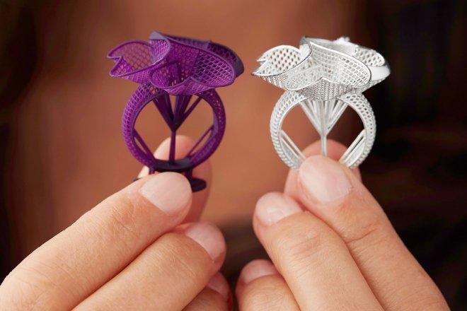 Mani reggono gioielli stampati con stampanti 3D