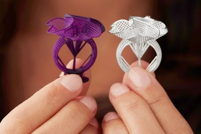 3D-gedruckter Schmuck in den Händen einer Person