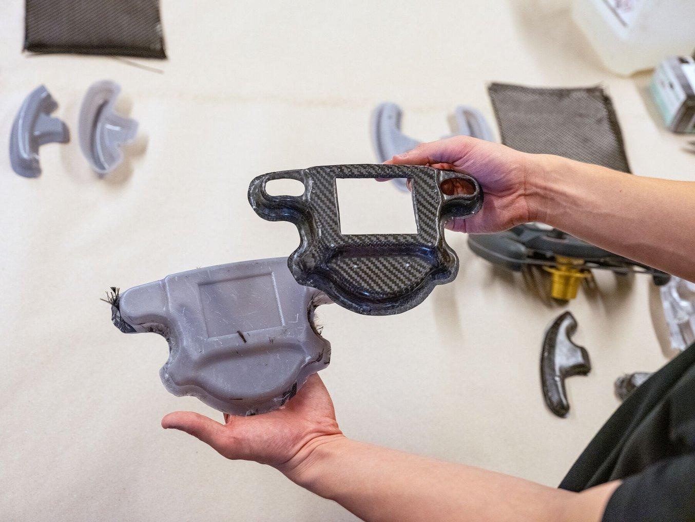 Le moule du boîtier de volant imprimé en 3D et la pièce en fibre de carbone démoulée.