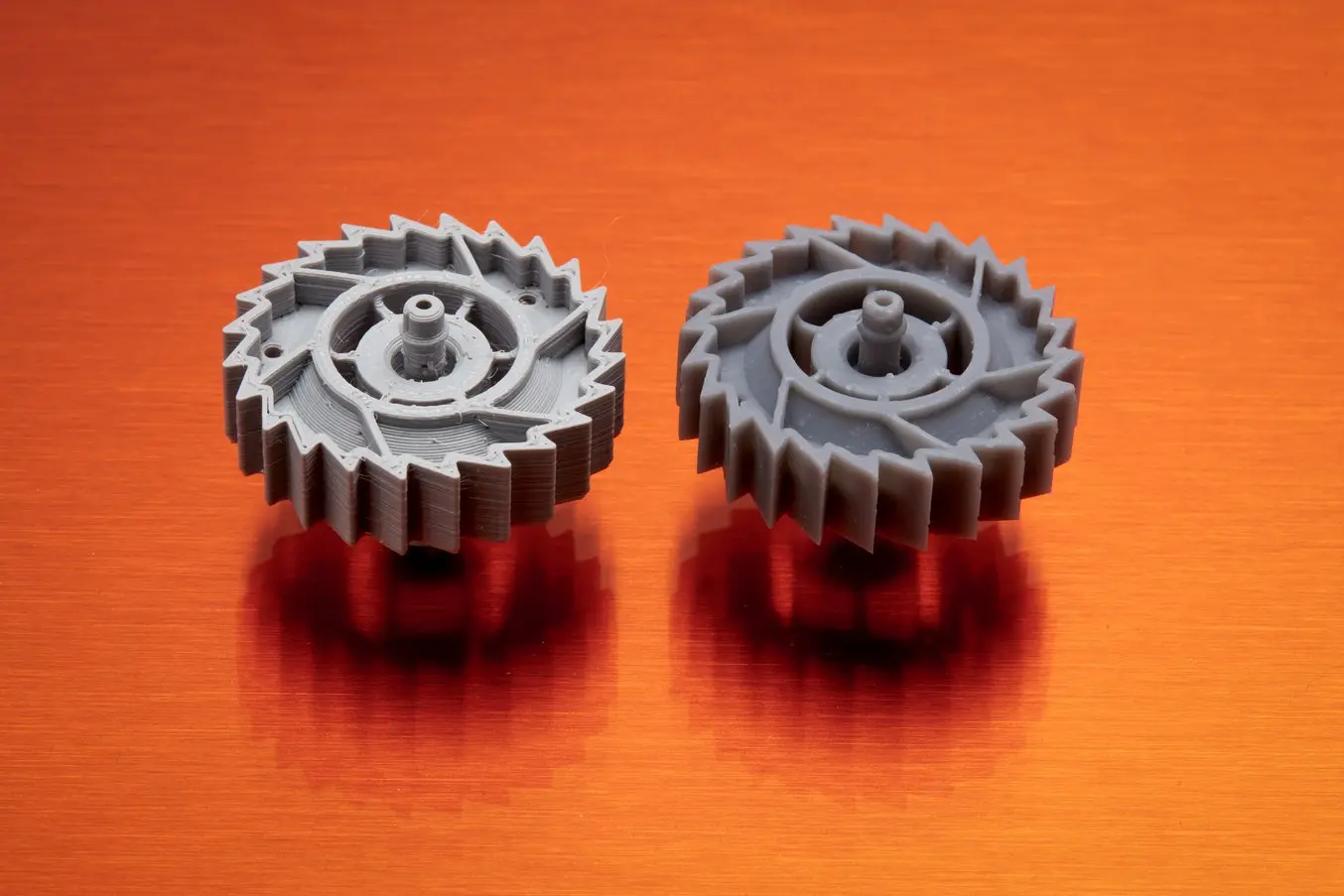 Las impresoras 3D SLA (derecha) ofrecen una mayor resolución y pueden producir impresiones considerablemente más lisas y detalladas que las impresoras 3D FDM (izquierda).