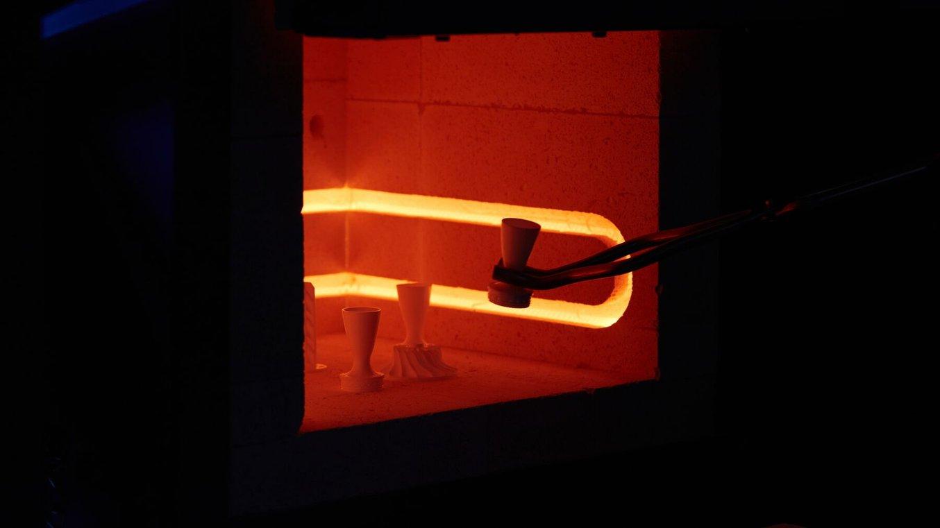Une pièce imprimée en Alumina 4N Resin est placée dans un four chaud.