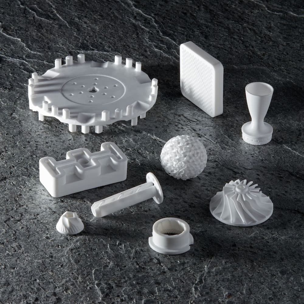 Plusieurs pièces techniques imprimées avec Alumina 4N Resin