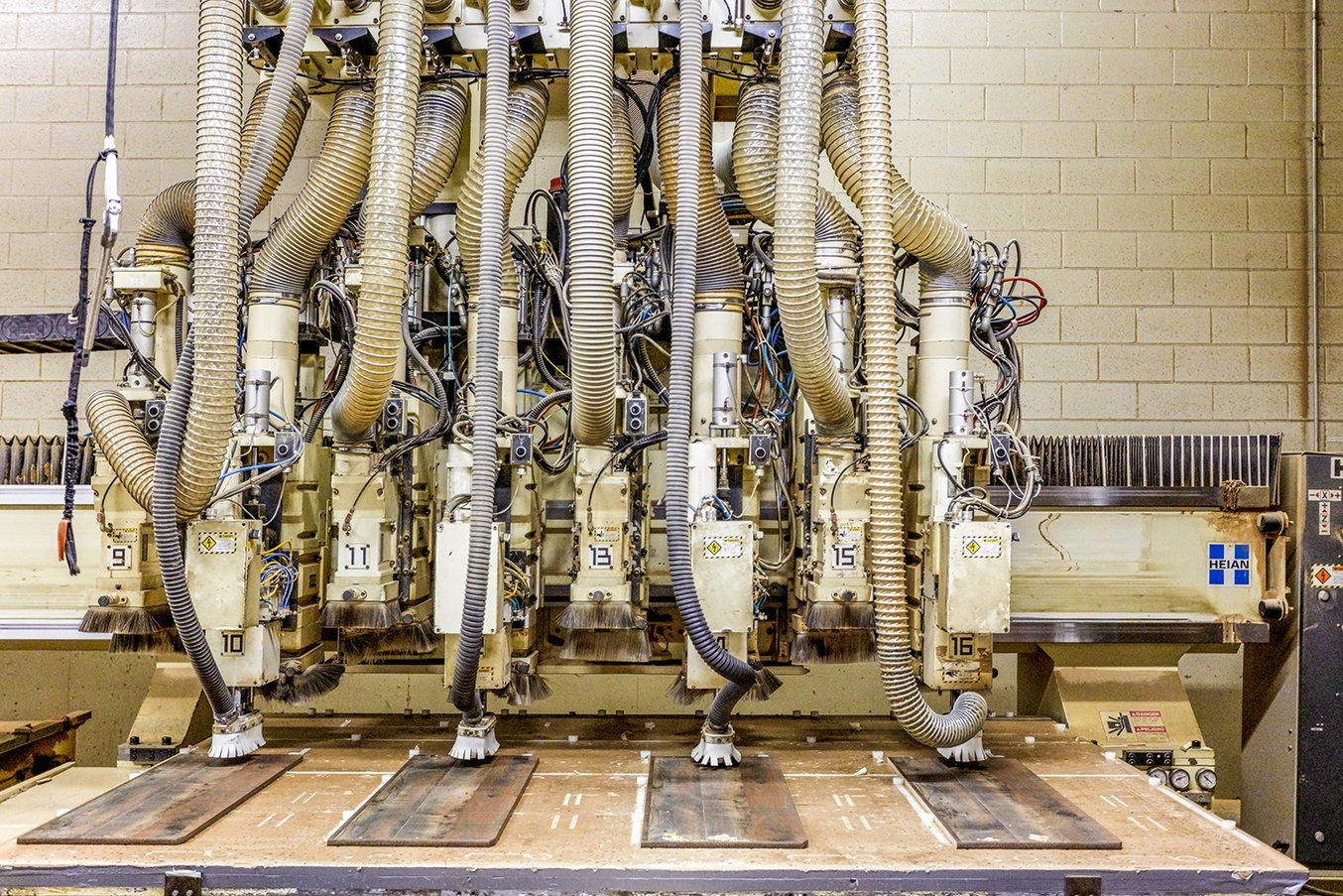 Centinaia di perni di allineamento stampati in Durable Resin sono in servizio sulle fresatrici CNC nella fabbrica di Ashley Furniture di Arcadia.