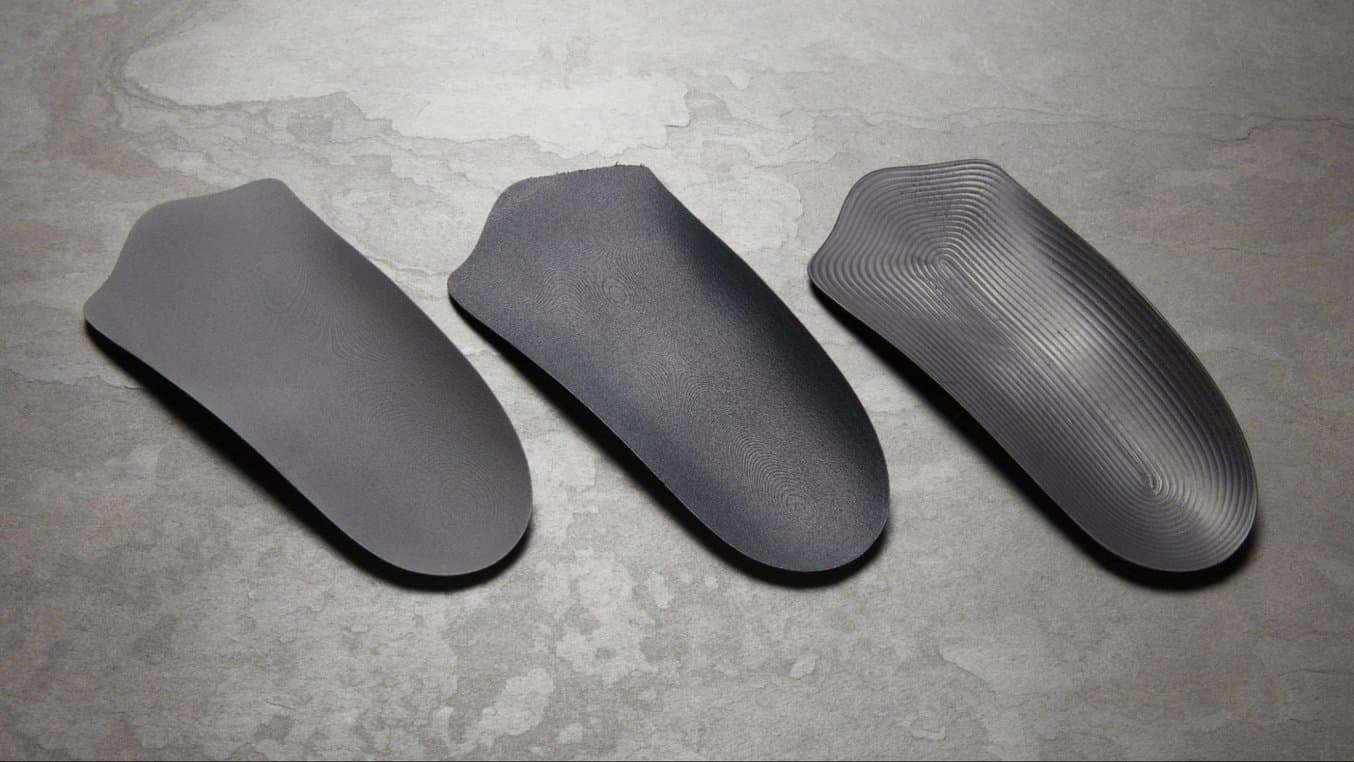 Muestras de bases de plantillas utilizadas en los ensayos externos de propiedades mecánicas. De izquierda a derecha: Nylon 11 Powder de Formlabs, PA 11 de HP, polipropileno mecanizado por CNC.