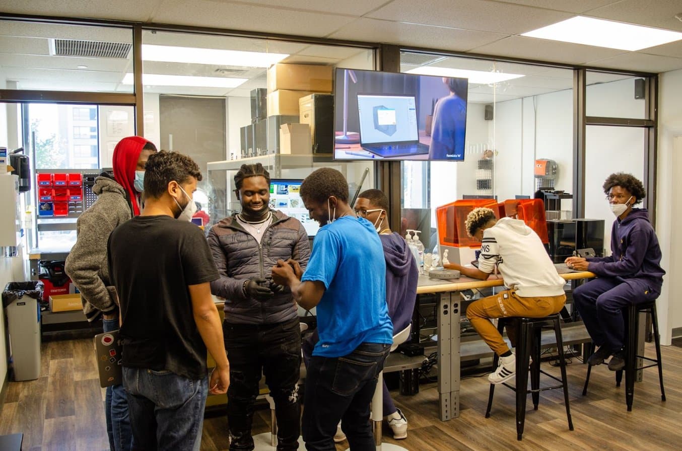 Des participants au programme FormEd de la Boston Tech Academy dans le centre expérimental de Formlabs.