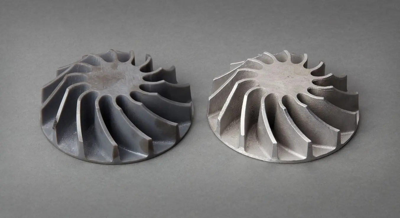 Modèle imprimé en Grey Resin et pièce finie coulée en aluminium à partir d'un moule à sable ouvert.