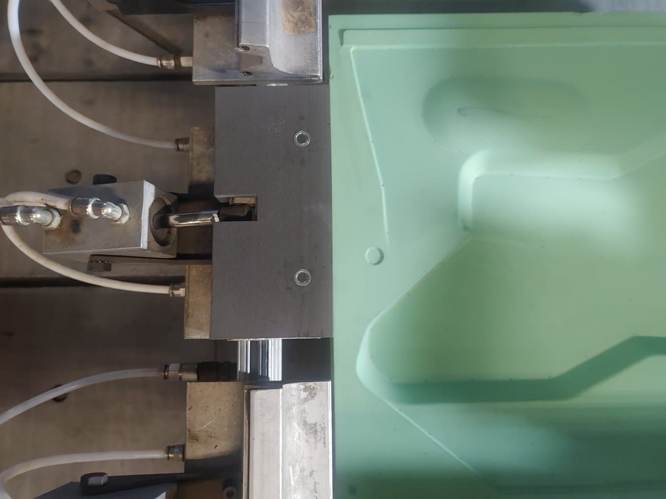 Maßgefertigte Klemme von Productive Plastics in Nahansicht