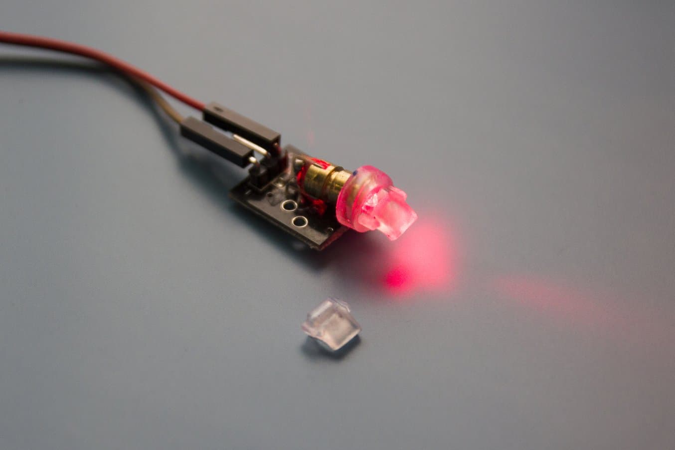 Lichtleiter sind Glasfasern oder feste Kunststoffstäbe, die Licht von einer auf einer Leiterplatte (Printed Circuit Board, PCB) angebrachten LED-Leuchte zum Nutzerinterface eines Geräts weiterleitet.