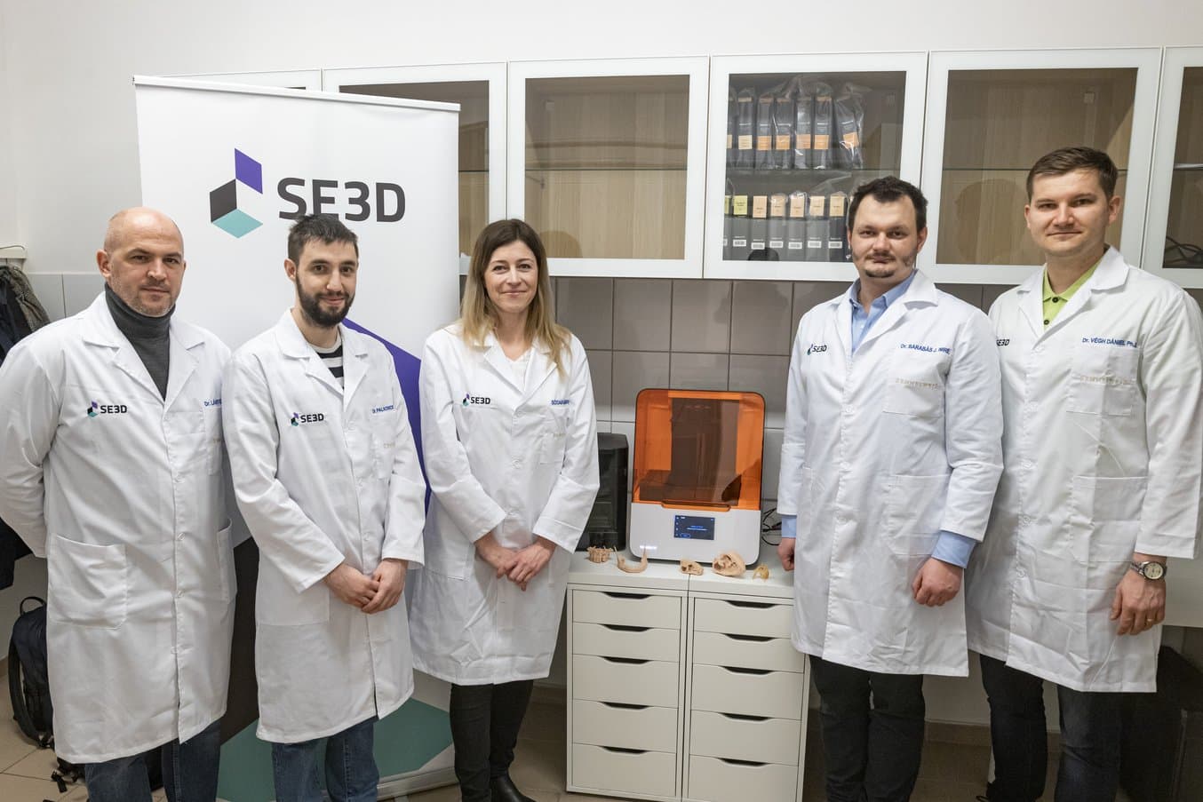 investigadores junto a una impresora Form 3B
