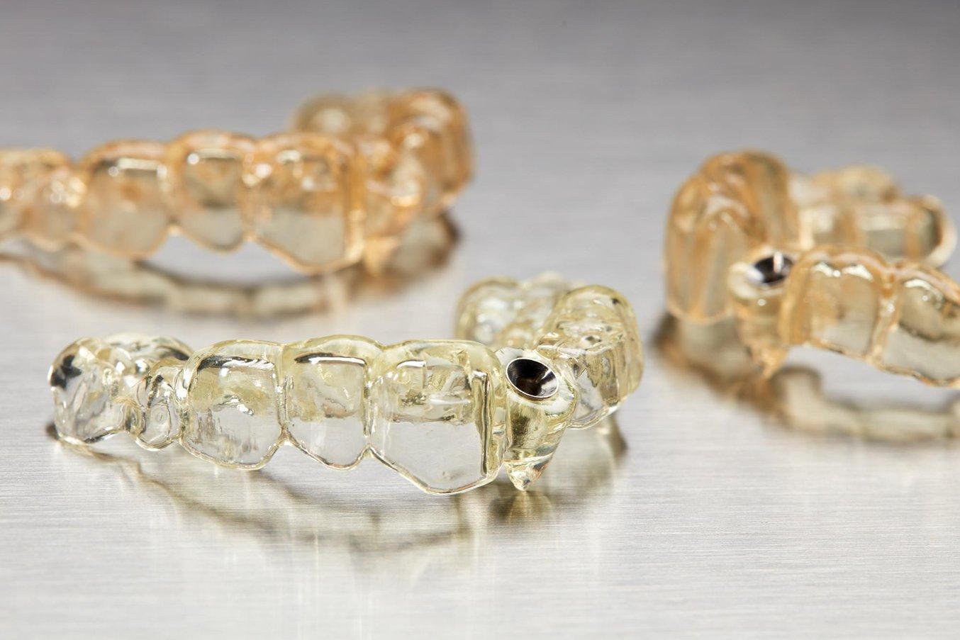 Хирургические шаблоны, напечатанные на стоматологическом 3D-принтере Formlabs Form 3B.