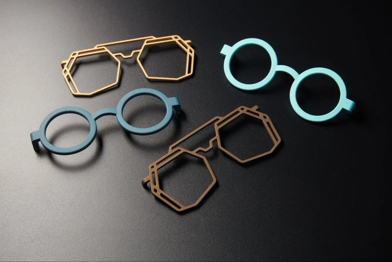 Vielfältige 3D-gedruckte Brillen in mehreren Farben