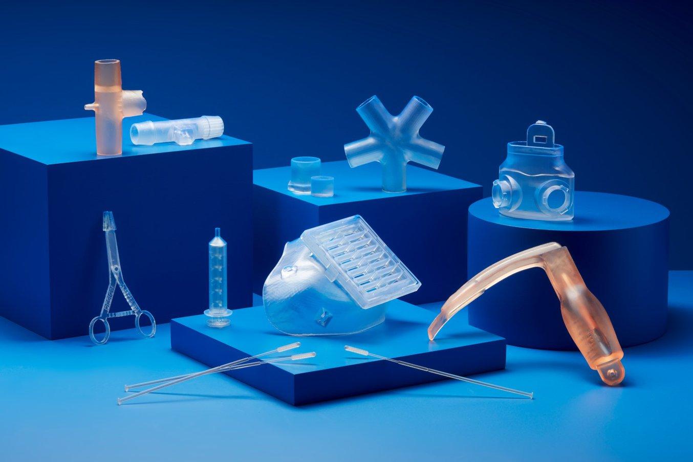 Parti stampate in 3D per il settore medico su sfondo blu.
