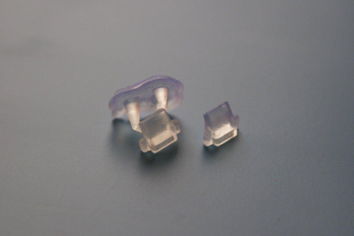Nach dem Spülen können die Teile mit Novus 1 Acrylglasreiniger (oder der Politur Ihrer Wahl) poliert werden.